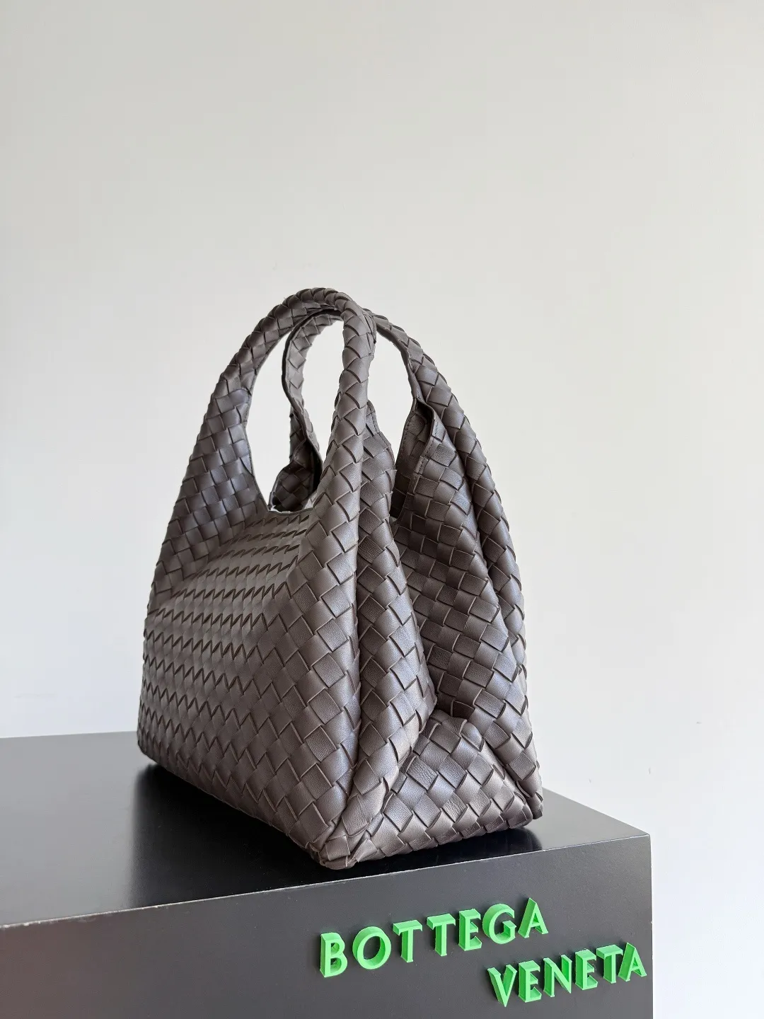 Batch 2760 new products are coming! BOTTEGA VENETA Bottega Veneta's 2025 new Campana shoulder bag is on the market~ First of all, I would like to praise the weight of this bag. As a not too small bag, it is very light for daily use. For people like me who need to carry a lot of belongings when going out, this advantage is great, and it greatly reduces the burden of traveling. 🛍️The shape is a bit like a combination of parachute and jodie. The blunt triangle shape is cute and honest. Carrying it on your back when going shopping is a good mood accelerator. The handles and body of the bag are both classic weaves. A tie is added to the original open design. If it is not tied up, the bag will look like a small vegetable basket when carried. Style number: 844250 Size: 39*24*18.5cm